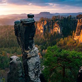 Zonsopgang met uitzicht op de Bastei brug in Saksisch Zwitserland in portret stand van John Trap