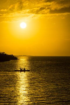 USA, Florida, Warmes orangefarbenes Abendlicht, Reflexion mit Kanu von adventure-photos