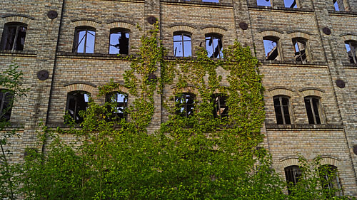 Ruïne van het pakhuis van het molencomplex Böllberg in Halle in Duitsland