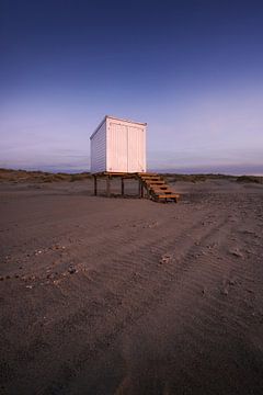 Strandhuis na zonsondergang van Thom Brouwer