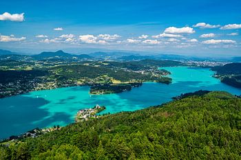 Ein Blick vom Pyramidenkogel-Aussichtsturm auf dem Wörthersee