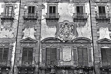 Palais baroque abandonné sur la Piazza Bologni à Palerme - monochrome