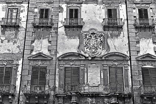 Palais baroque abandonné sur la Piazza Bologni à Palerme - monochrome sur Silva Wischeropp
