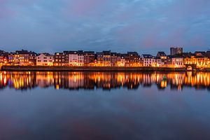 Maastricht de nuit se reflétant dans la Meuse (0111)