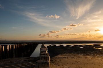 Strandpalen bij zee van Annelies Cranendonk