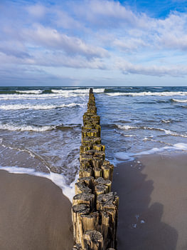 Buhnen an der Küste der Ostsee bei Graal Müritz