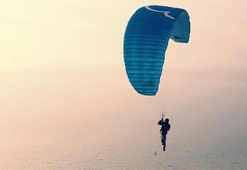Paraglider in pauze van Patrick Riemens