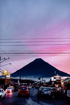 Costa Rica - Arenal Vulkaan tijdens zonsondergang van Jordy Brada