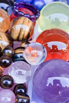 boules de verre coloré brillant sur un marché aux puces sur Tony Vingerhoets