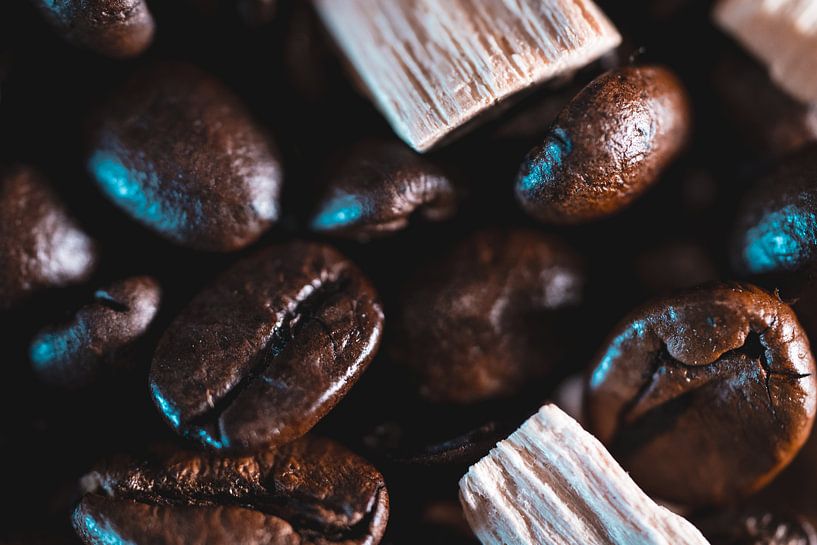 stapel koffiebonen met houtsnippers van Nathan Okkerse