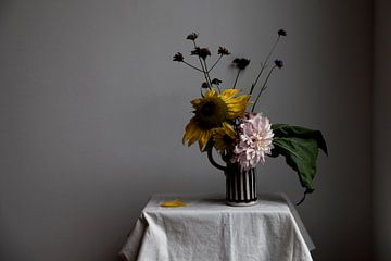Blumenstillleben mit Sonnenblume auf gestreifter Vase von Lilian Bisschop