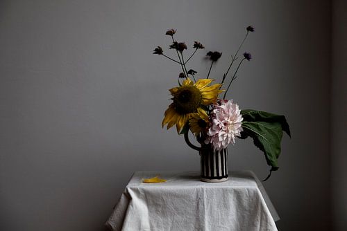 Nature morte cueillant des fleurs avec tournesol sur vase rayé
