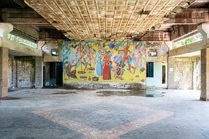 Verlassene Kunstwerke an der Wand.