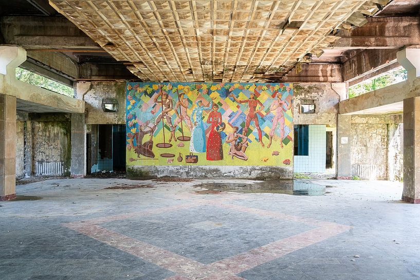Verlassene Kunstwerke an der Wand. von Roman Robroek – Fotos verlassener Gebäude