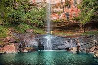 Een man achter de "Salto Suizo", de hoogste waterval in Paraguay.