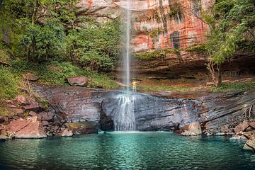 Ein Mann hinter dem „Salto Suizo“, dem höchsten Wasserfall Paraguays. von Jan Schneckenhaus