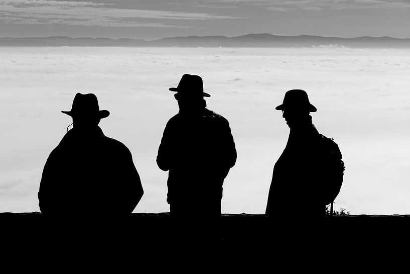 Men with hats. Boven de wolken in de Vogezen in Frankrijk. B/W van André Blom Fotografie Utrecht