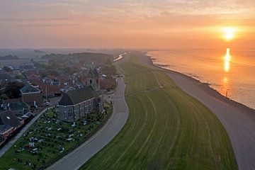 Luchtfoto van het dorpje Wierum aan de Waddenzee in Nederland bij zonsondergang van Eye on You
