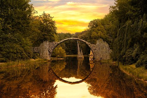 Uitzicht op de Rakotzbrücke in het Kromlauer Park