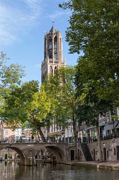 De Domtoren van Utrecht gezien vanaf de werf aan de Oudegracht