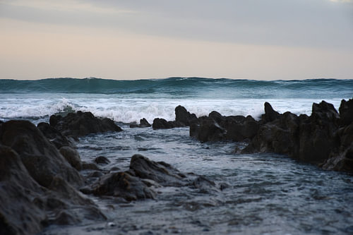 Les vagues au lever du soleil.