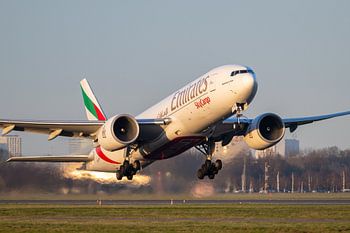 Emirates Cargo boeing 777 hebt ab