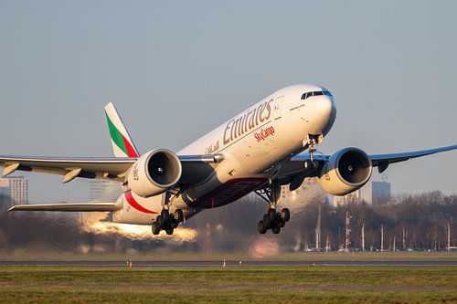 Emirates Cargo boeing 777 hebt ab