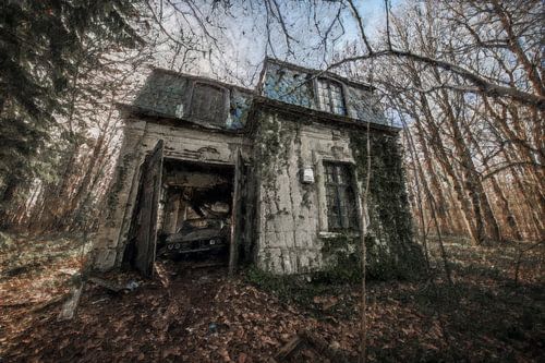 Verlaten BMW in een oude schuur