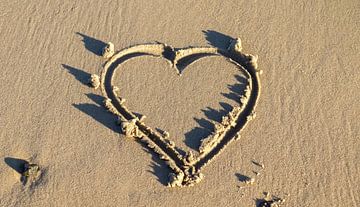 Coeur peint dans le sable de la plage de la mer Baltique sur MPfoto71