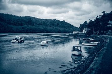 Pleziervaartuigen op de East Looe River in Quadtone van Alice Berkien-van Mil