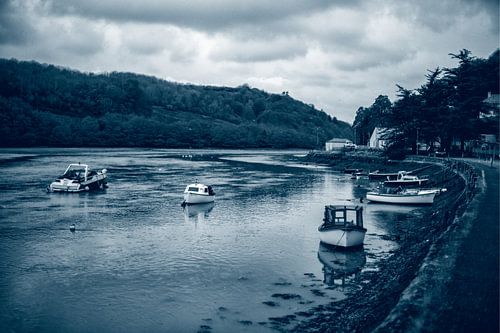 Pleziervaartuigen op de East Looe River in Quadtone