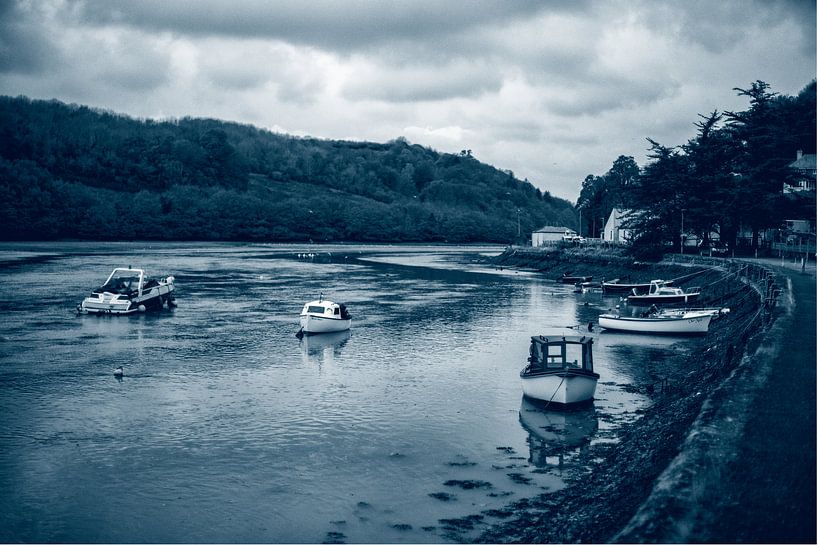 Pleziervaartuigen op de East Looe River in Quadtone von Alice Berkien-van Mil