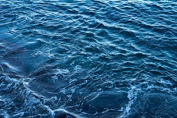 Eau de mer bleu foncé et vagues douces 3