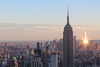 Uitzicht op New York tijdens zonsondergang inclusief One World Trade Center en Empire State Building
