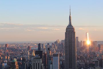 Uitzicht op New York tijdens zonsondergang inclusief One World Trade Center en Empire State Building van R.Phillipson