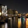 Photo du soir d'Amsterdam avec vue sur le théâtre carre et l'Amstel sur W J Kok