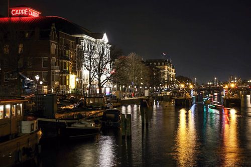 Avondfoto van Amsterdam met zicht op theater carre en de Amstel