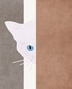 Nieuwsgierig wit katje met blauwe ogen. van Bianca van Dijk thumbnail