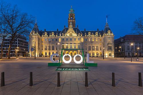 Het stadhuis van Rotterdam tijdens het blauwe uurtje