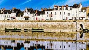 Spiegelung von Blois am Ufer der Loire in Frankreich