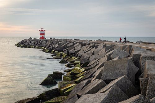 Fietsers op het Noordelijk havenhoofd in Scheveningen