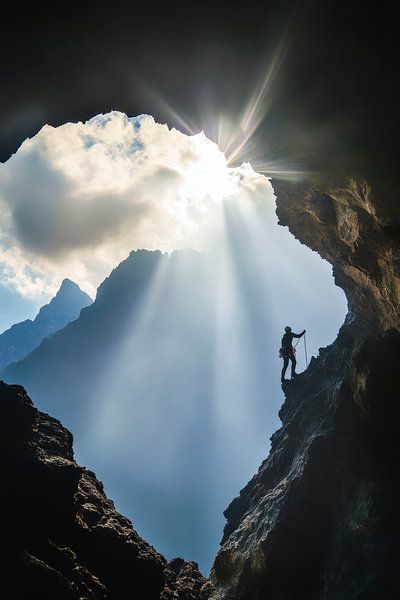 Bergsteiger im Höhleneingang mit Licht von Poster Art Shop