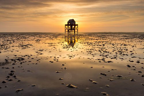 Sonnenuntergang auf der Engelsmanplaat im Wattenmeer bei der Wattenmeer-Rettungsstation von Jacques Jullens