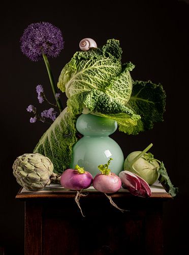 Stilleben Grünkohl mit türkisfarbener Vase von Willy Sengers