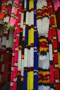 Kleurrijke bloemenkransen bij een Hindoeïstische tempel in Maleisië