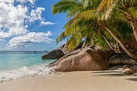 Zandstrand op het eiland Praslin van de Seychellen