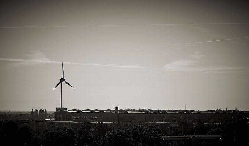 Windkraftanlage in einem Industriegebiet in Magdeburg von Heiko Kueverling