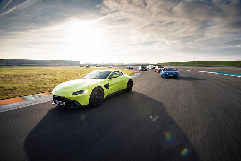 Leading the Pack, Aston Martin  von Sytse Dijkstra