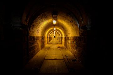 Donkere tunnel Boedapest van Jeffrey Tijtgat