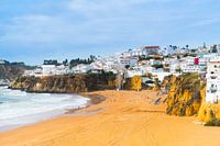 Het strand van Albufeira in de Algarve in Portugal